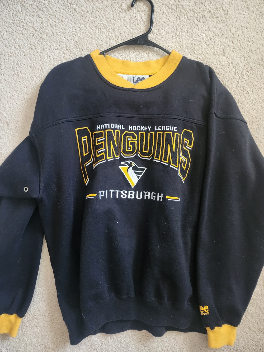 Vintage NHL Pittsburgh Penguins Black and Gold Crewneck Sweater